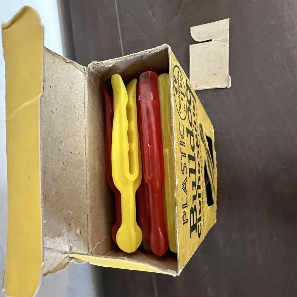 Vintage Bulldog Clothes Laundry Pins Hard Plastic 49 Pcs 1950s Assorted Colors - Picture 5 of 12